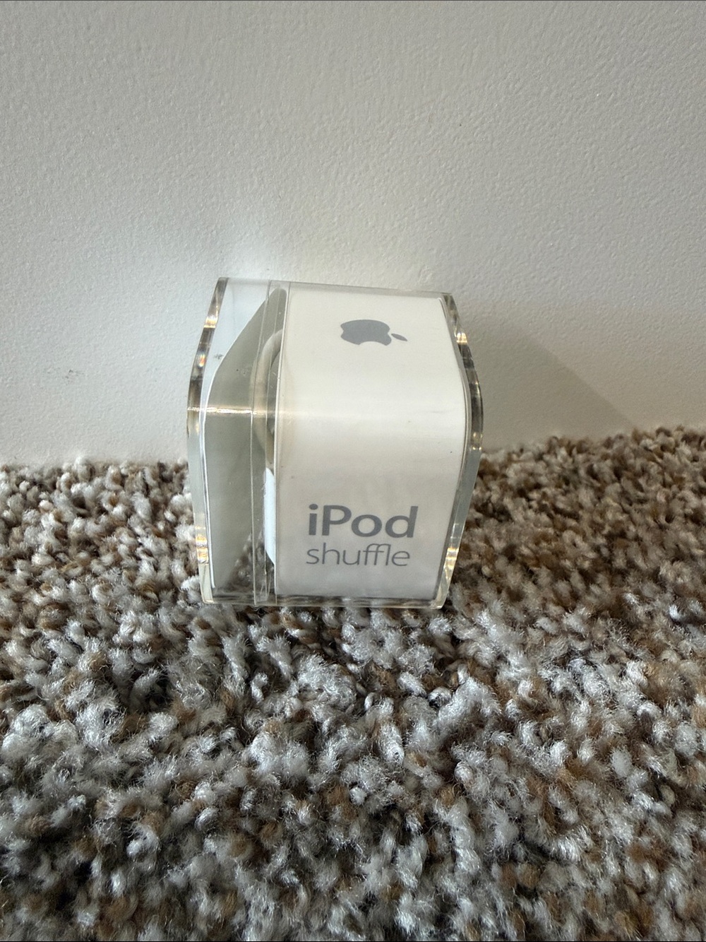 Apple iPod shuffle White in Clear Case